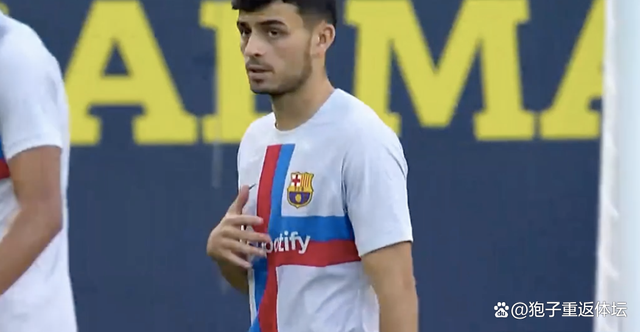 足球解说员突发头痛，比赛直播画面一度中断