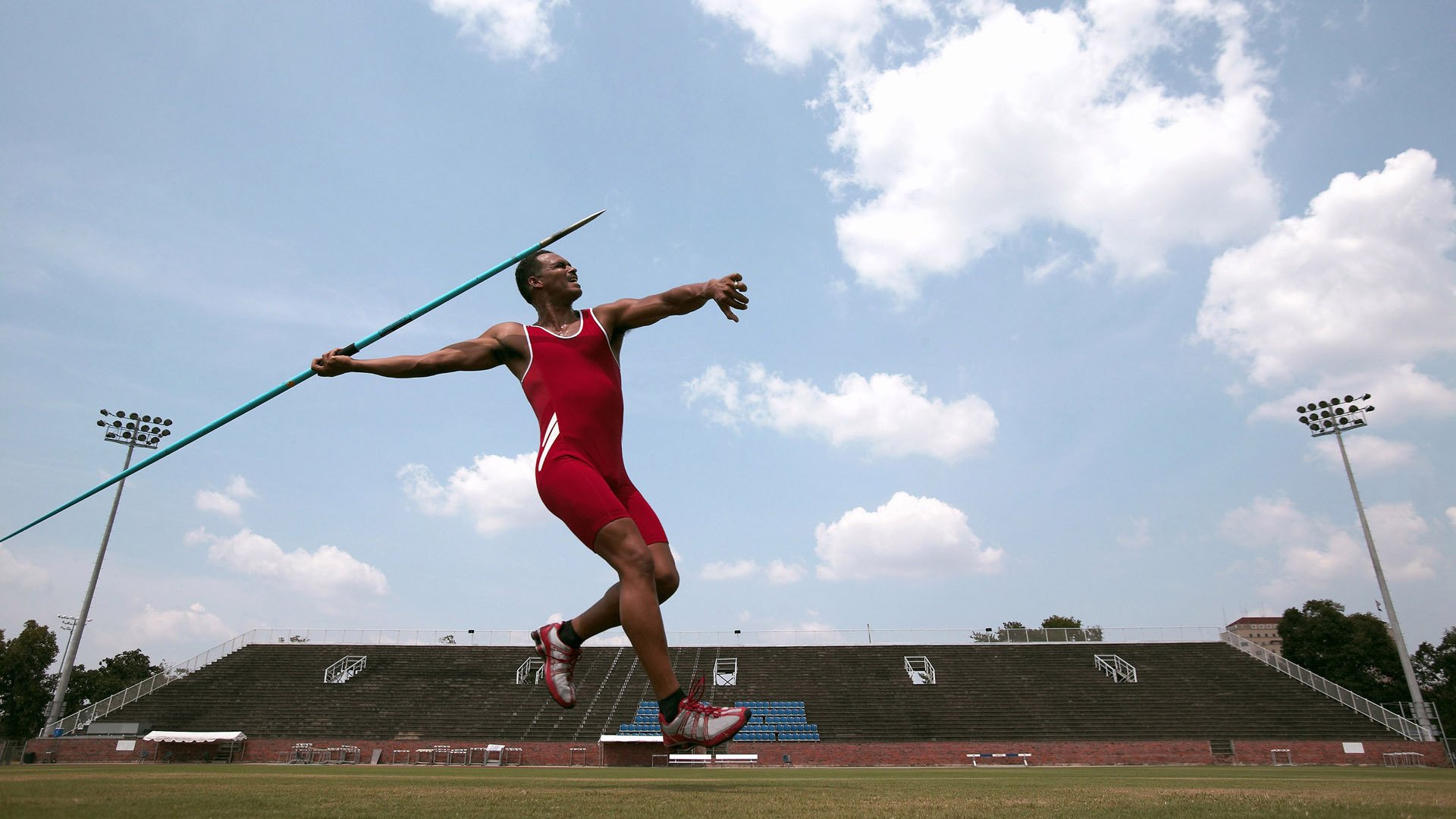 杰伦格林末节狂飙引爆全场，广东队铁血防守终带走活塞